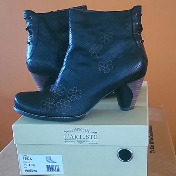 Size 9 (40) L'Artiste Spring Step Booties - Picture 3 of 9